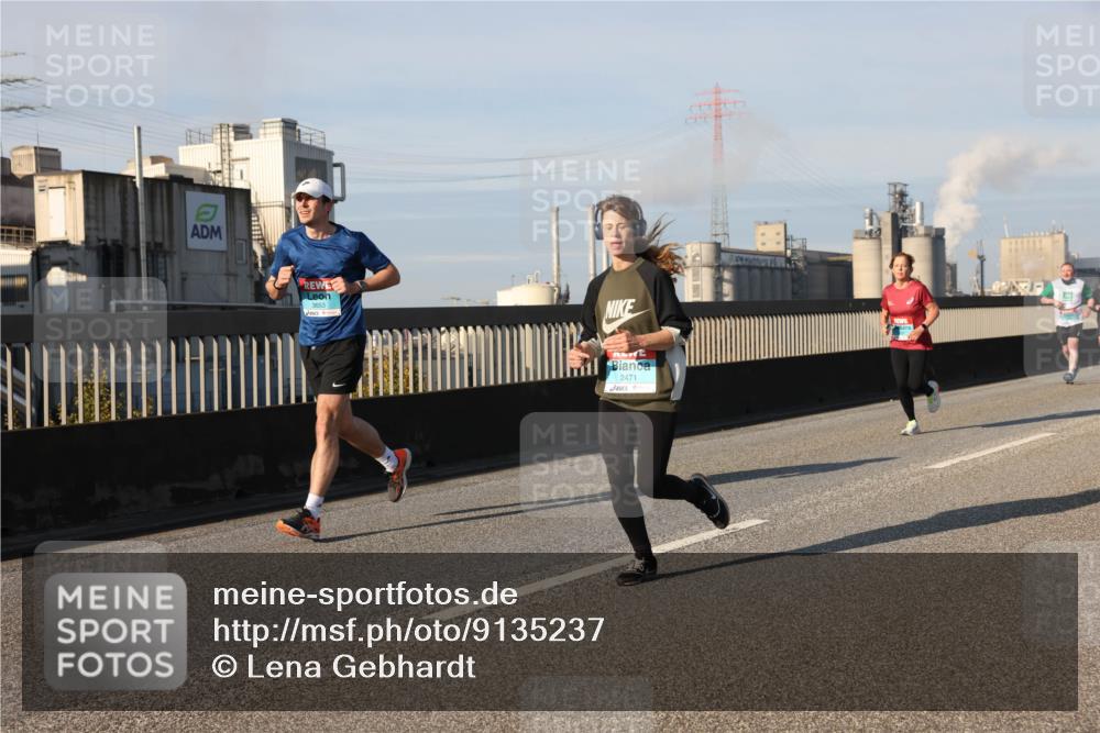 03.10.2025 - Köhlbrandbrückenlauf Lena Gebhardt http://msf.ph/oto/9135237 03.10.2025 09:53:24 Position 2 3653, 2471 meine-sportfotos.de