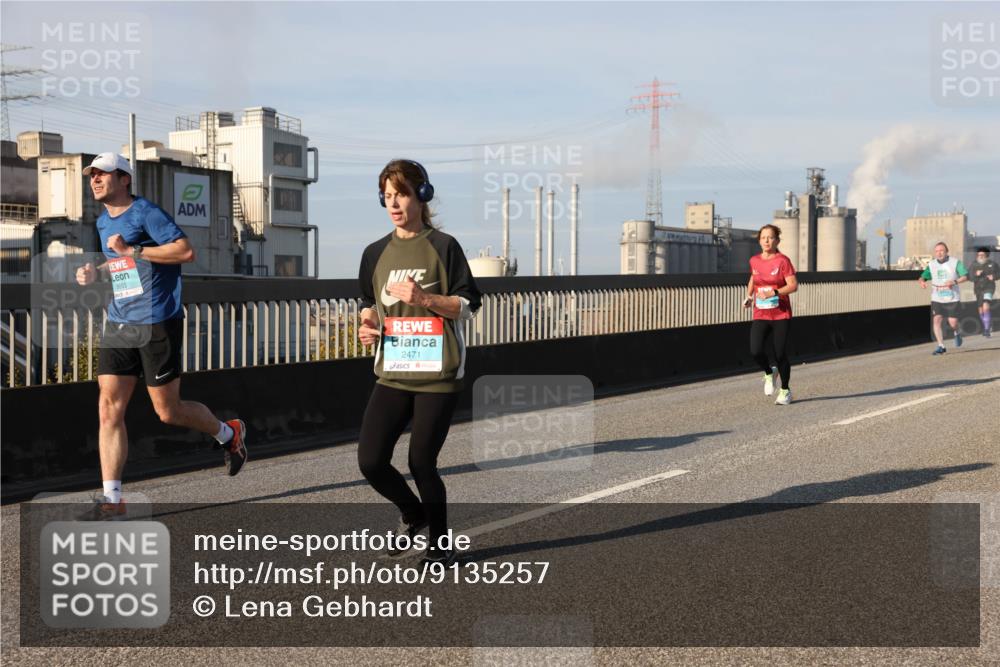 03.10.2025 - Köhlbrandbrückenlauf Lena Gebhardt http://msf.ph/oto/9135257 03.10.2025 09:53:24 Position 2 3653, 2471 meine-sportfotos.de