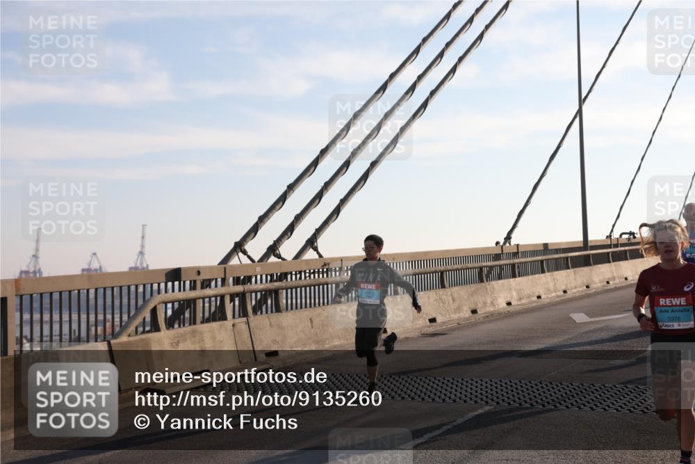 03.10.2025 - Köhlbrandbrückenlauf Yannick Fuchs http://msf.ph/oto/9135260 03.10.2025 08:22:33 Position 1 3376 meine-sportfotos.de