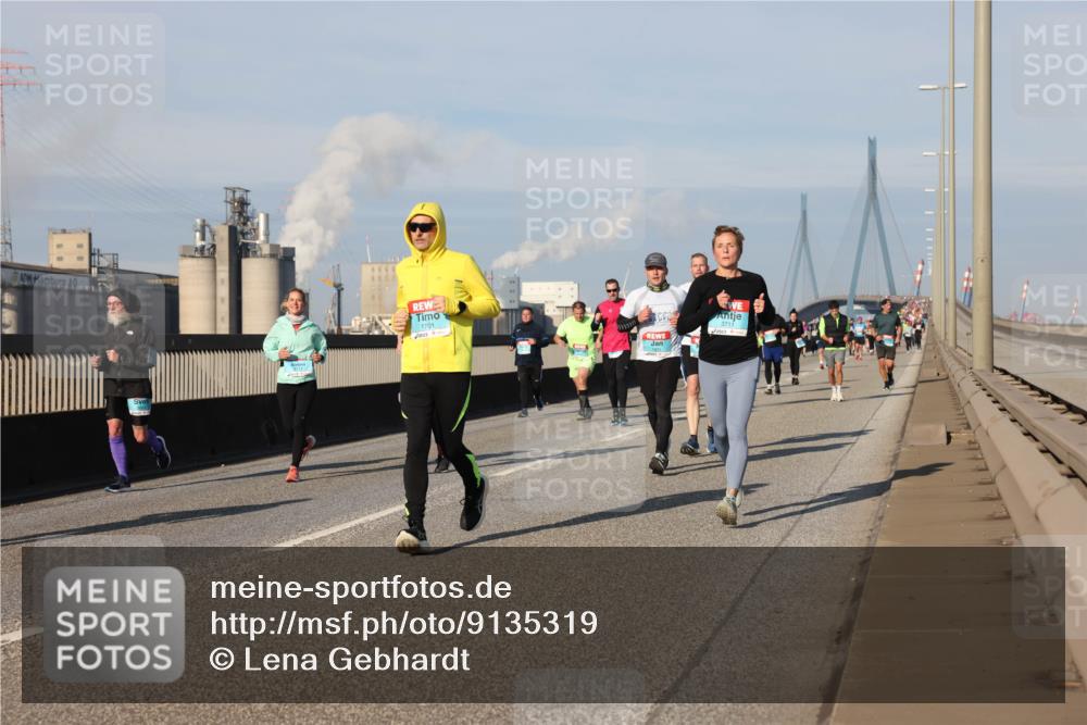 03.10.2025 - Köhlbrandbrückenlauf Lena Gebhardt http://msf.ph/oto/9135319 03.10.2025 09:53:28 Position 2 1701, 3711 meine-sportfotos.de