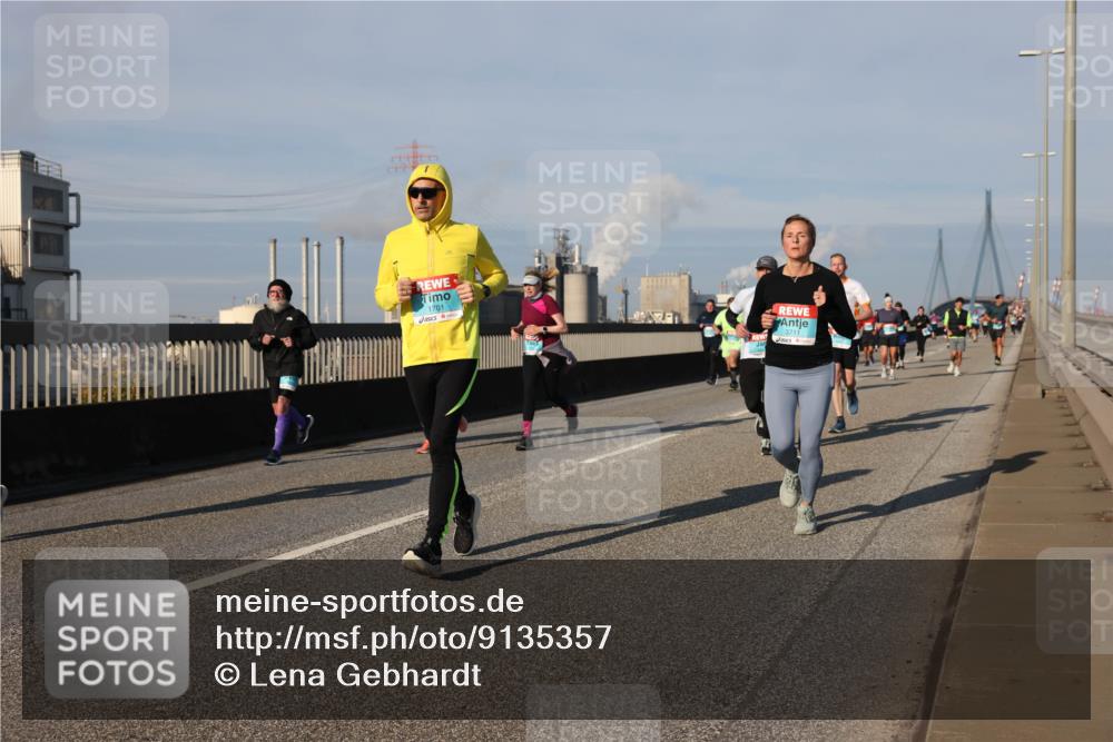 03.10.2025 - Köhlbrandbrückenlauf Lena Gebhardt http://msf.ph/oto/9135357 03.10.2025 09:53:30 Position 2 1701, 3711 meine-sportfotos.de