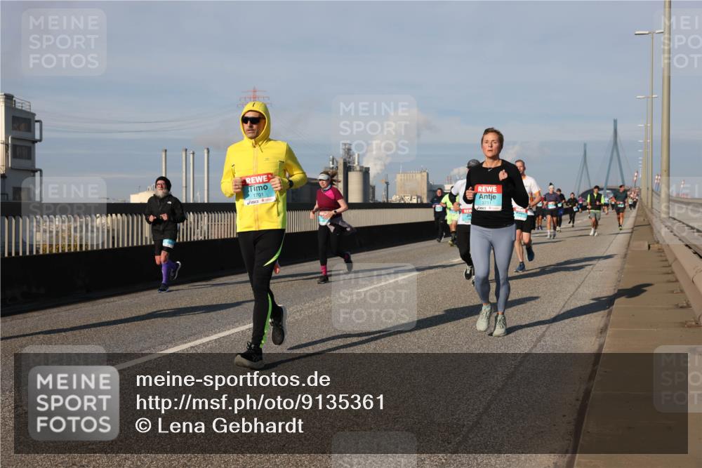 03.10.2025 - Köhlbrandbrückenlauf Lena Gebhardt http://msf.ph/oto/9135361 03.10.2025 09:53:30 Position 2 1701, 3711 meine-sportfotos.de