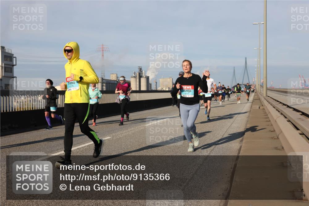03.10.2025 - Köhlbrandbrückenlauf Lena Gebhardt http://msf.ph/oto/9135366 03.10.2025 09:53:30 Position 2 1701, 3711 meine-sportfotos.de