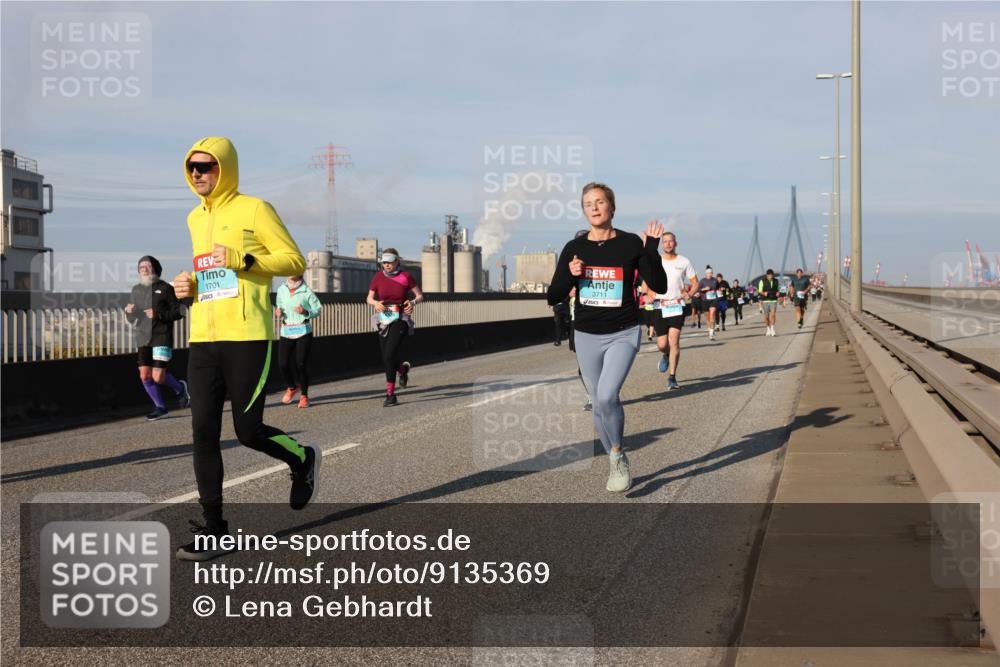 03.10.2025 - Köhlbrandbrückenlauf Lena Gebhardt http://msf.ph/oto/9135369 03.10.2025 09:53:30 Position 2 1701, 3711 meine-sportfotos.de