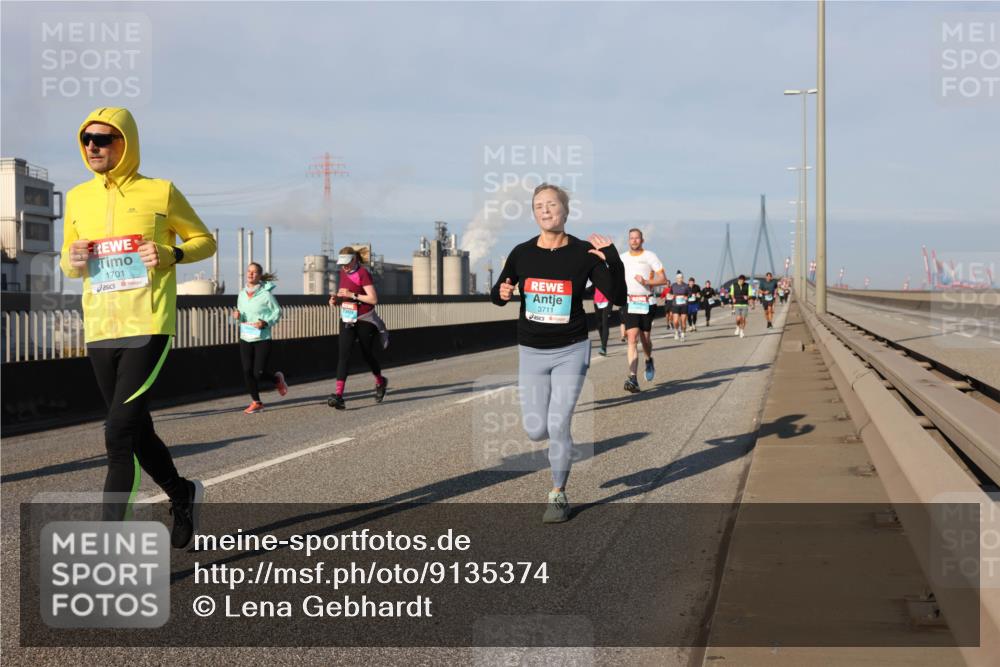 03.10.2025 - Köhlbrandbrückenlauf Lena Gebhardt http://msf.ph/oto/9135374 03.10.2025 09:53:30 Position 2 1701, 3711 meine-sportfotos.de