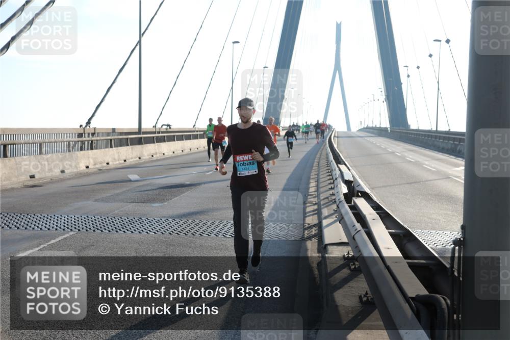 03.10.2025 - Köhlbrandbrückenlauf Yannick Fuchs http://msf.ph/oto/9135388 03.10.2025 08:22:40 Position 1 1421 meine-sportfotos.de