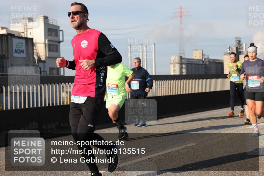 03.10.2025 - Köhlbrandbrückenlauf Lena Gebhardt http://msf.ph/oto/9135515 03.10.2025 09:53:35 Position 2 2941, 1259, 1801 meine-sportfotos.de