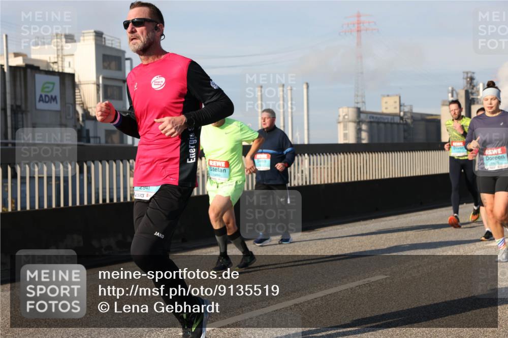 03.10.2025 - Köhlbrandbrückenlauf Lena Gebhardt http://msf.ph/oto/9135519 03.10.2025 09:53:36 Position 2 2941, 1259, 1801 meine-sportfotos.de