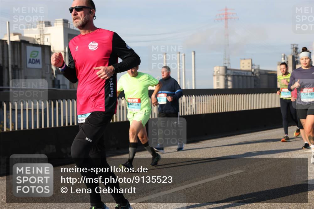 03.10.2025 - Köhlbrandbrückenlauf Lena Gebhardt http://msf.ph/oto/9135523 03.10.2025 09:53:36 Position 2 0, 294, 1259, 1801 meine-sportfotos.de