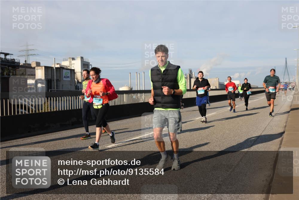 03.10.2025 - Köhlbrandbrückenlauf Lena Gebhardt http://msf.ph/oto/9135584 03.10.2025 09:53:38 Position 2  meine-sportfotos.de