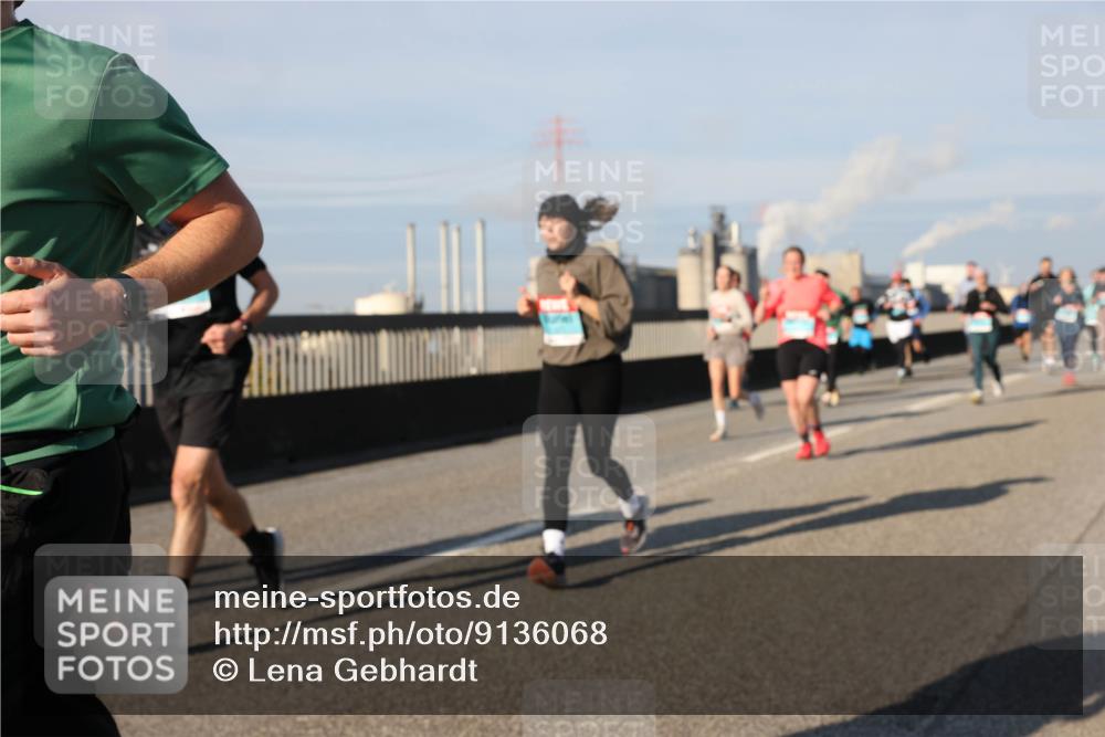 03.10.2025 - Köhlbrandbrückenlauf Lena Gebhardt http://msf.ph/oto/9136068 03.10.2025 09:54:01 Position 2  meine-sportfotos.de