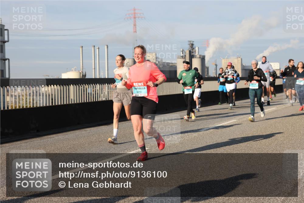 03.10.2025 - Köhlbrandbrückenlauf Lena Gebhardt http://msf.ph/oto/9136100 03.10.2025 09:54:02 Position 2 3210 meine-sportfotos.de