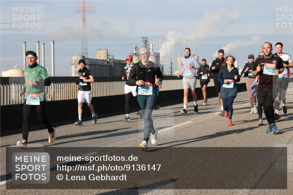03.10.2025 - Köhlbrandbrückenlauf Lena Gebhardt http://msf.ph/oto/9136147 03.10.2025 09:54:04 Position 2 3238, 1844, 1921 meine-sportfotos.de