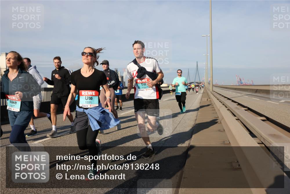 03.10.2025 - Köhlbrandbrückenlauf Lena Gebhardt http://msf.ph/oto/9136248 03.10.2025 09:54:07 Position 2 1327, 1331, 1151 meine-sportfotos.de