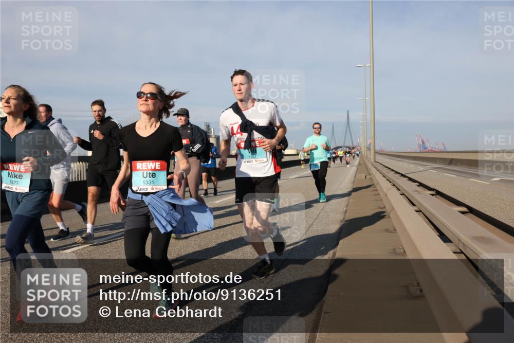 03.10.2025 - Köhlbrandbrückenlauf Lena Gebhardt http://msf.ph/oto/9136251 03.10.2025 09:54:07 Position 2 1327, 1331, 1151 meine-sportfotos.de