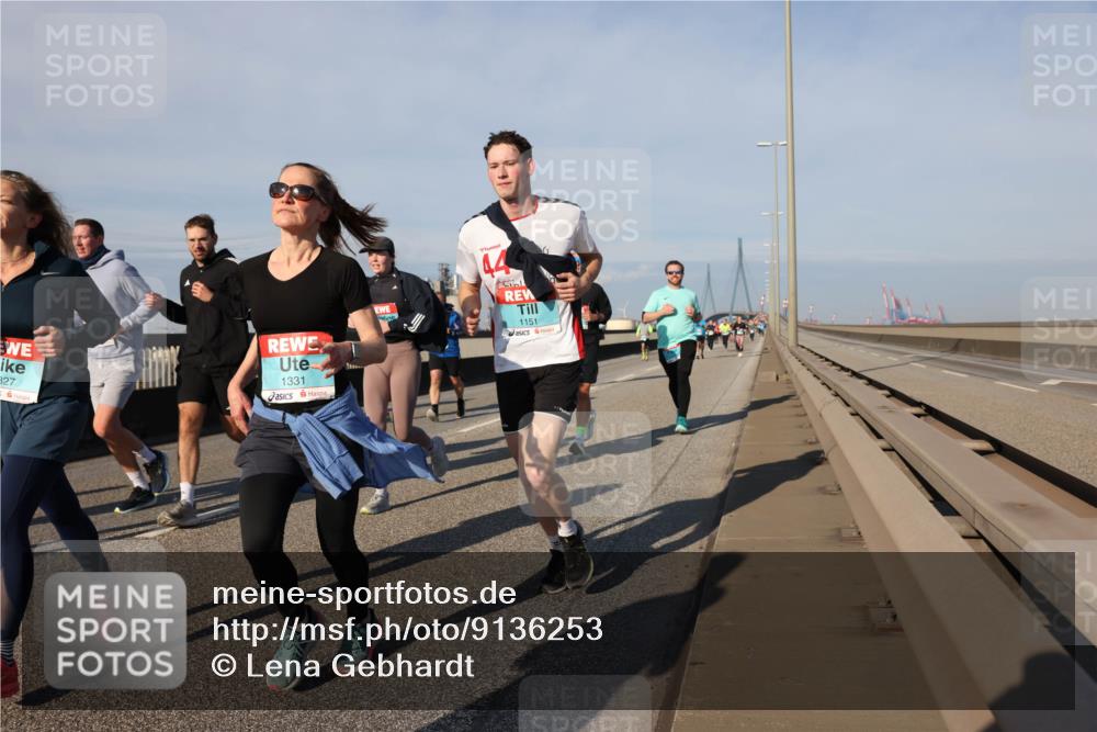 03.10.2025 - Köhlbrandbrückenlauf Lena Gebhardt http://msf.ph/oto/9136253 03.10.2025 09:54:07 Position 2 827, 1331, 44, 1151 meine-sportfotos.de
