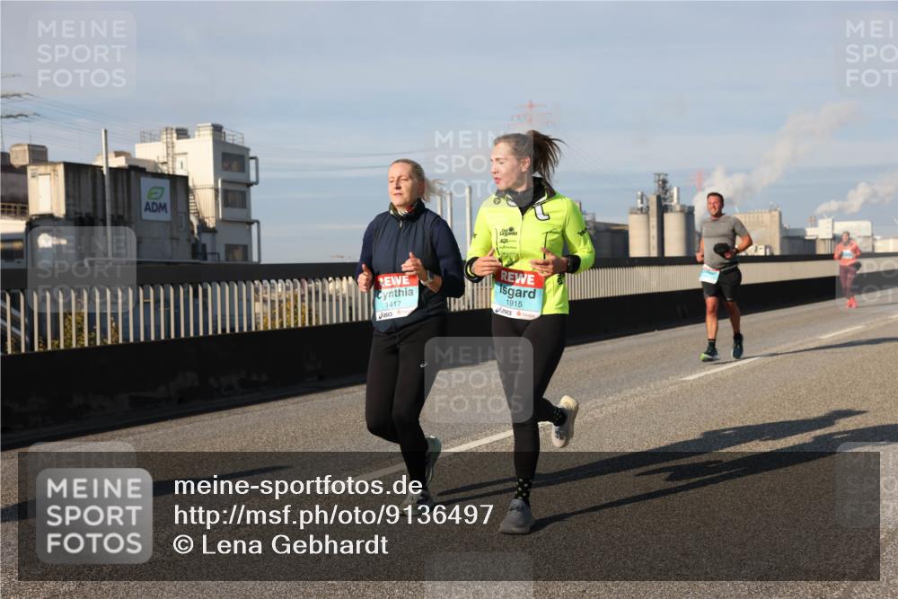 03.10.2025 - Köhlbrandbrückenlauf Lena Gebhardt http://msf.ph/oto/9136497 03.10.2025 09:54:22 Position 2 1417, 1915 meine-sportfotos.de