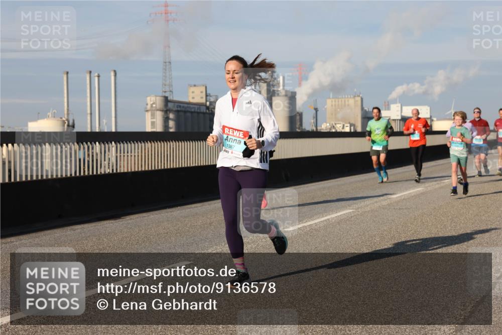 03.10.2025 - Köhlbrandbrückenlauf Lena Gebhardt http://msf.ph/oto/9136578 03.10.2025 09:54:27 Position 2 1387 meine-sportfotos.de