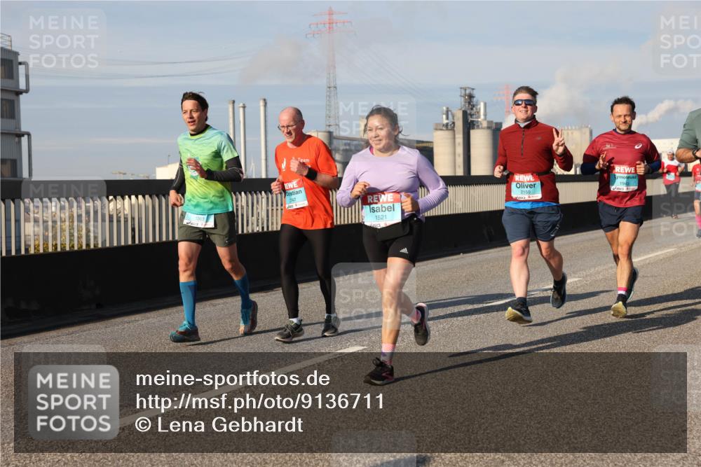 03.10.2025 - Köhlbrandbrückenlauf Lena Gebhardt http://msf.ph/oto/9136711 03.10.2025 09:54:32 Position 2 1521, 2150, 1945 meine-sportfotos.de