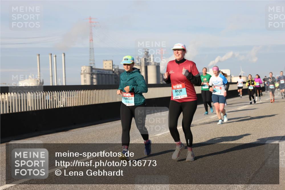 03.10.2025 - Köhlbrandbrückenlauf Lena Gebhardt http://msf.ph/oto/9136773 03.10.2025 09:54:35 Position 2 1418, 2061 meine-sportfotos.de