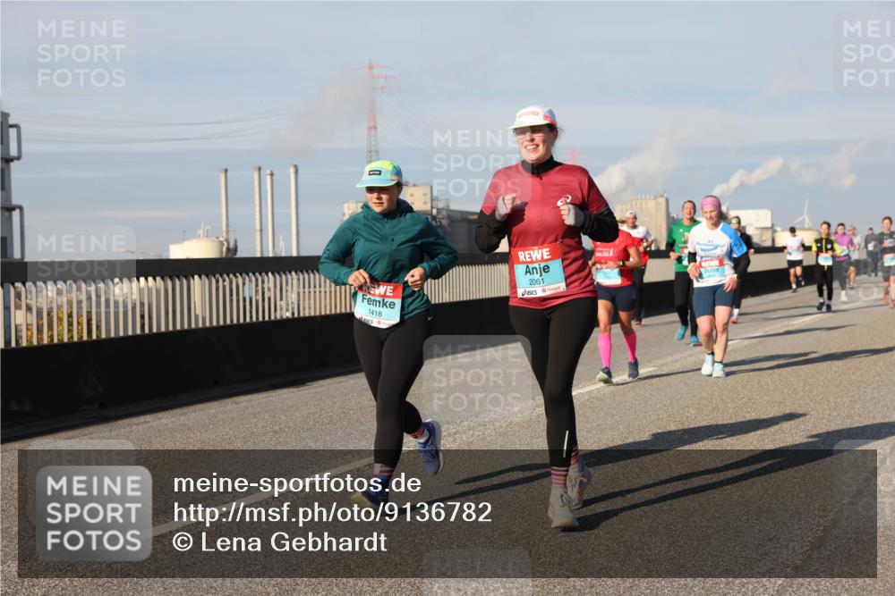 03.10.2025 - Köhlbrandbrückenlauf Lena Gebhardt http://msf.ph/oto/9136782 03.10.2025 09:54:36 Position 2 1418, 2061 meine-sportfotos.de