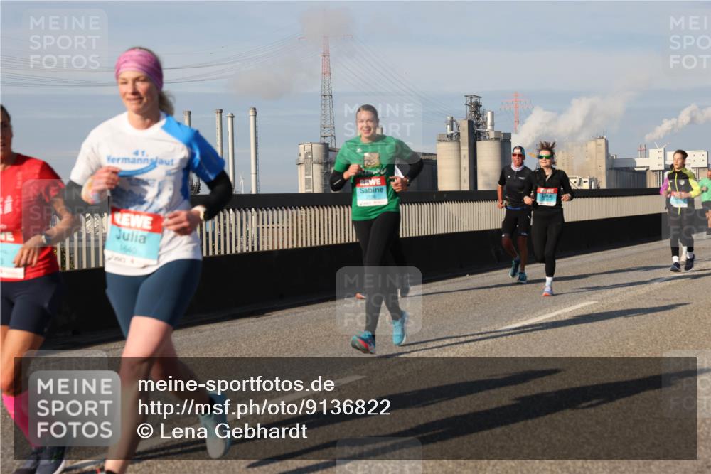 03.10.2025 - Köhlbrandbrückenlauf Lena Gebhardt http://msf.ph/oto/9136822 03.10.2025 09:54:38 Position 2 1640 meine-sportfotos.de