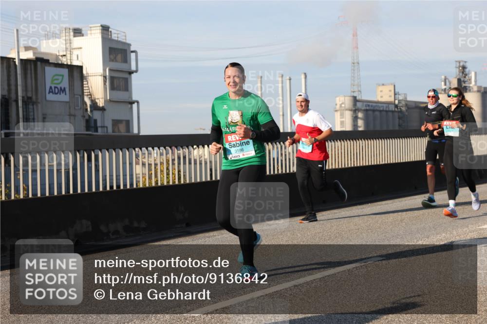 03.10.2025 - Köhlbrandbrückenlauf Lena Gebhardt http://msf.ph/oto/9136842 03.10.2025 09:54:39 Position 2 3186 meine-sportfotos.de