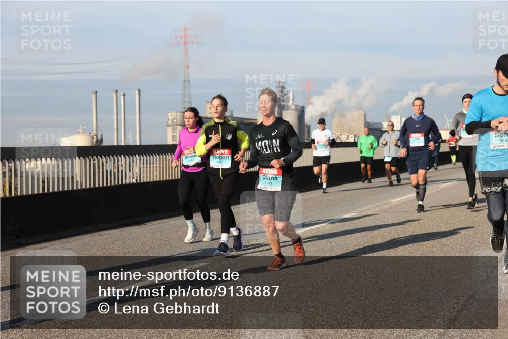 03.10.2025 - Köhlbrandbrückenlauf Lena Gebhardt http://msf.ph/oto/9136887 03.10.2025 09:54:42 Position 2 3371, 1771, 3394 meine-sportfotos.de