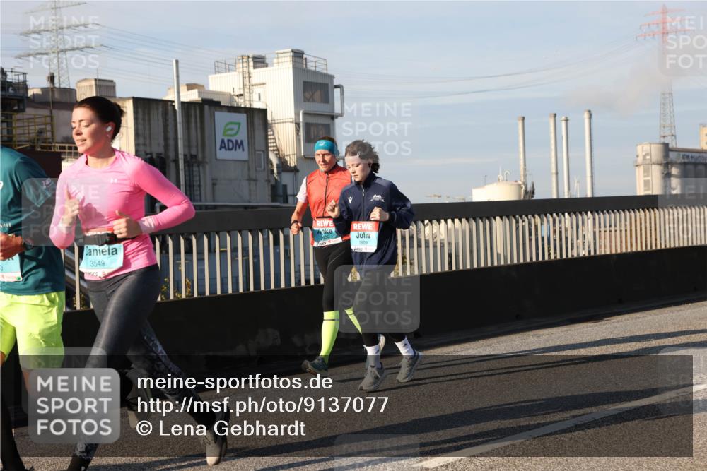 03.10.2025 - Köhlbrandbrückenlauf Lena Gebhardt http://msf.ph/oto/9137077 03.10.2025 09:54:54 Position 2 3549, 1909 meine-sportfotos.de