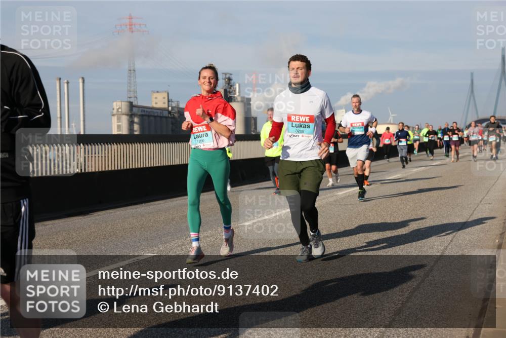 03.10.2025 - Köhlbrandbrückenlauf Lena Gebhardt http://msf.ph/oto/9137402 03.10.2025 09:55:16 Position 2 1206, 3208, 8801 meine-sportfotos.de
