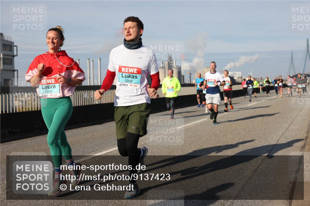 03.10.2025 - Köhlbrandbrückenlauf Lena Gebhardt http://msf.ph/oto/9137423 03.10.2025 09:55:17 Position 2 1206, 3208 meine-sportfotos.de