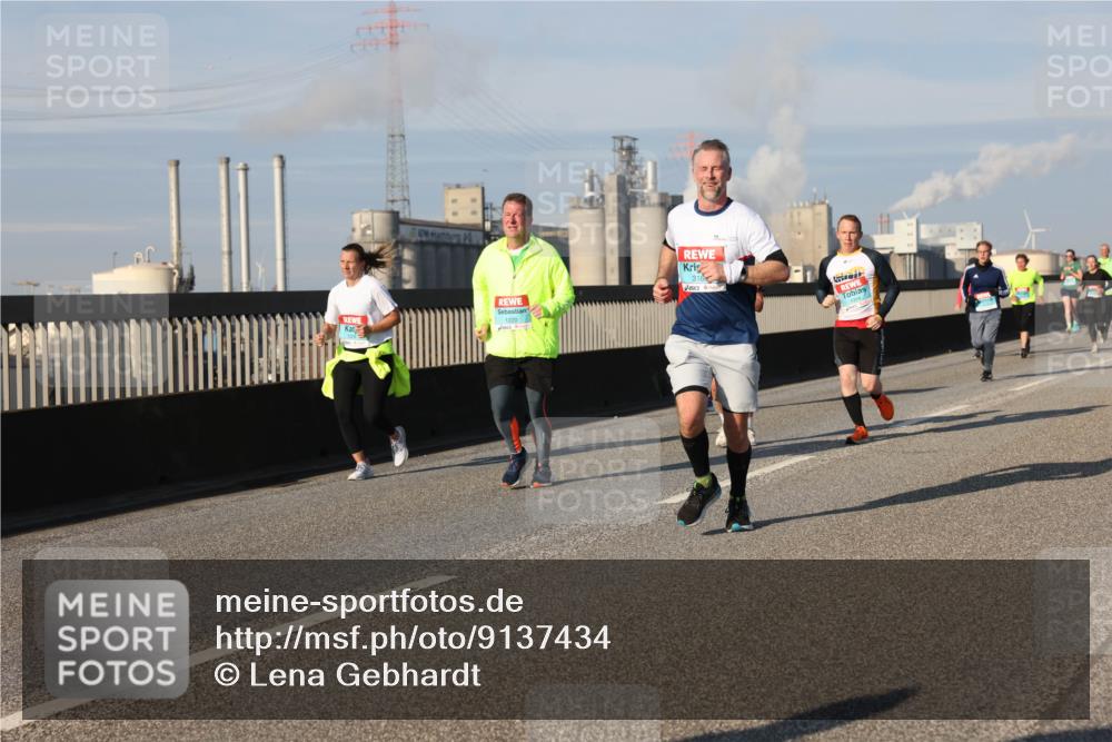 03.10.2025 - Köhlbrandbrückenlauf Lena Gebhardt http://msf.ph/oto/9137434 03.10.2025 09:55:18 Position 2 1220, 316 meine-sportfotos.de