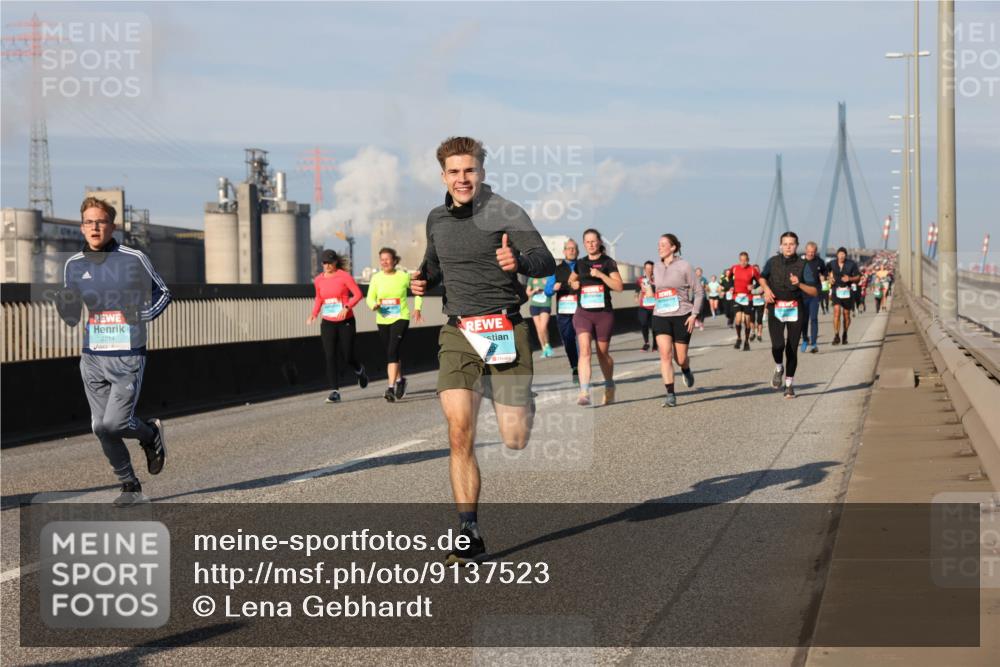 03.10.2025 - Köhlbrandbrückenlauf Lena Gebhardt http://msf.ph/oto/9137523 03.10.2025 09:55:23 Position 2 2214 meine-sportfotos.de