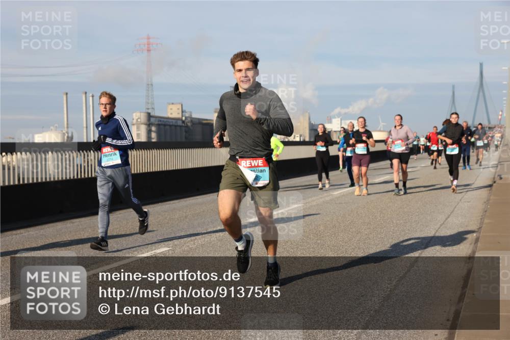 03.10.2025 - Köhlbrandbrückenlauf Lena Gebhardt http://msf.ph/oto/9137545 03.10.2025 09:55:23 Position 2 2214 meine-sportfotos.de