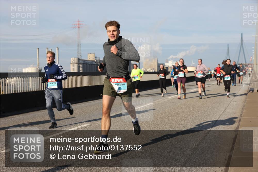 03.10.2025 - Köhlbrandbrückenlauf Lena Gebhardt http://msf.ph/oto/9137552 03.10.2025 09:55:23 Position 2 2214 meine-sportfotos.de