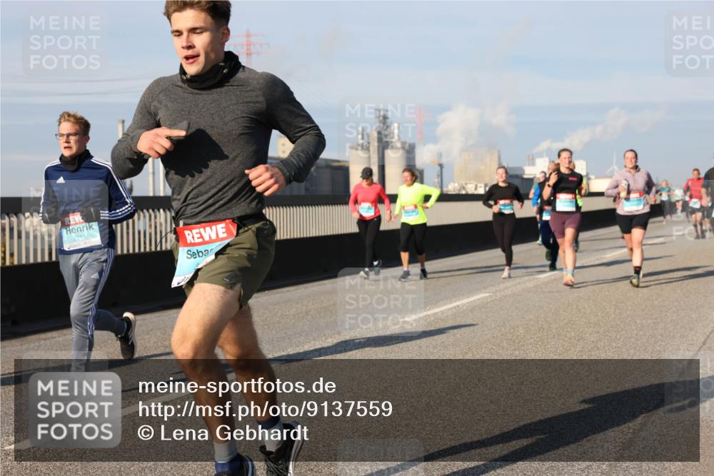 03.10.2025 - Köhlbrandbrückenlauf Lena Gebhardt http://msf.ph/oto/9137559 03.10.2025 09:55:24 Position 2 2214 meine-sportfotos.de