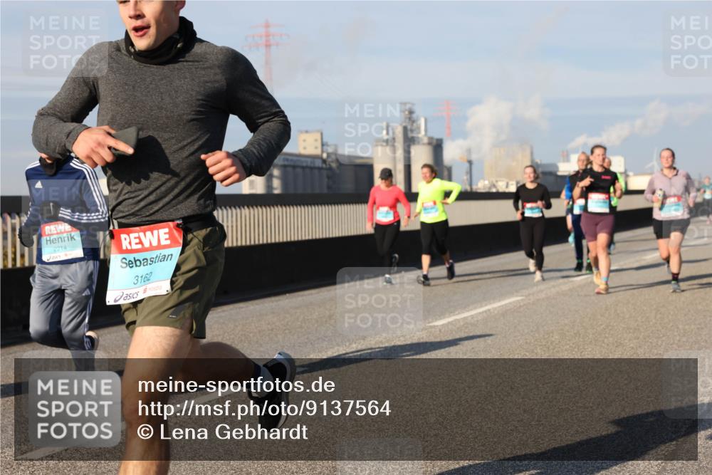 03.10.2025 - Köhlbrandbrückenlauf Lena Gebhardt http://msf.ph/oto/9137564 03.10.2025 09:55:24 Position 2 2214, 3162 meine-sportfotos.de