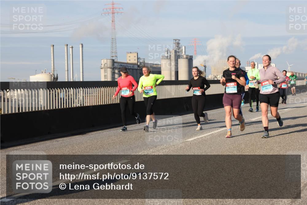 03.10.2025 - Köhlbrandbrückenlauf Lena Gebhardt http://msf.ph/oto/9137572 03.10.2025 09:55:25 Position 2  meine-sportfotos.de