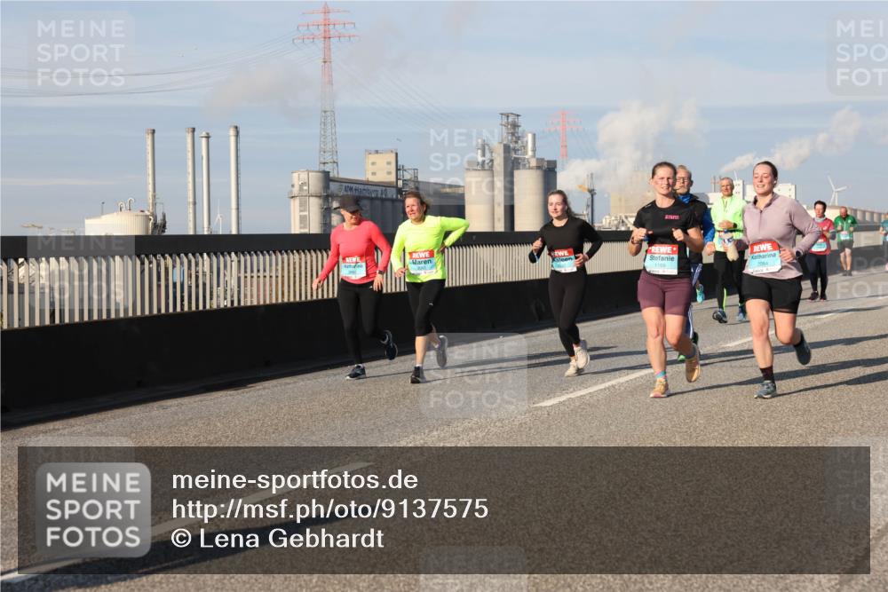 03.10.2025 - Köhlbrandbrückenlauf Lena Gebhardt http://msf.ph/oto/9137575 03.10.2025 09:55:25 Position 2 3067, 1169, 2054 meine-sportfotos.de