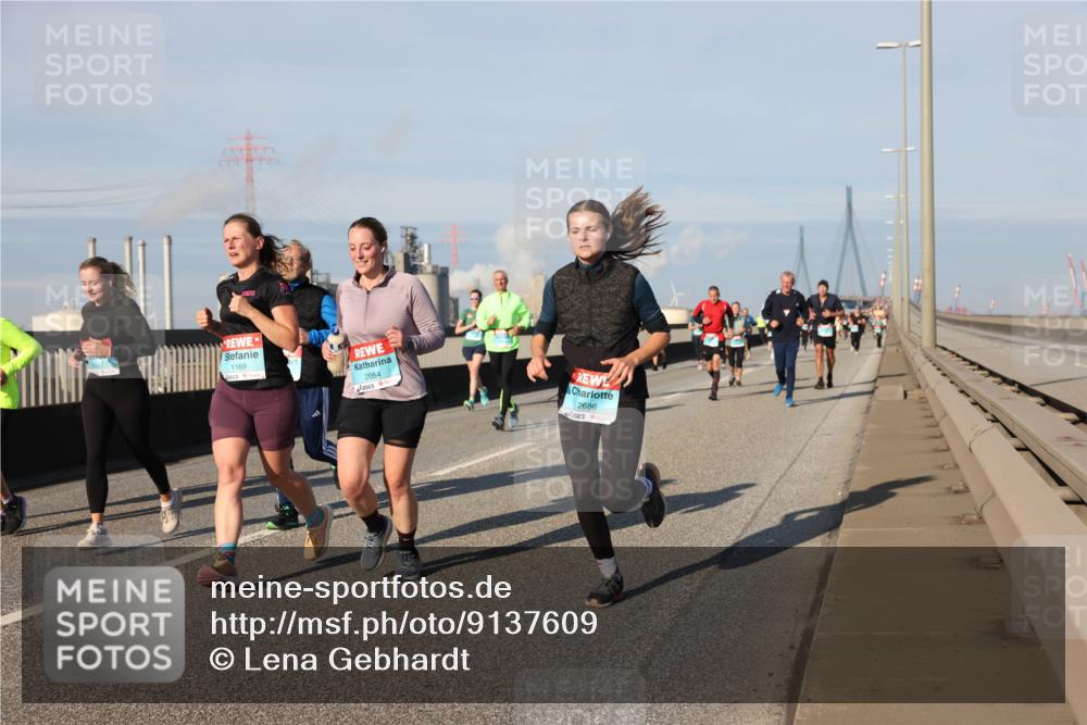 03.10.2025 - Köhlbrandbrückenlauf Lena Gebhardt http://msf.ph/oto/9137609 03.10.2025 09:55:27 Position 2 1169, 2054, 2686 meine-sportfotos.de