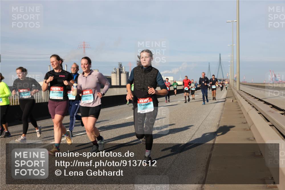 03.10.2025 - Köhlbrandbrückenlauf Lena Gebhardt http://msf.ph/oto/9137612 03.10.2025 09:55:27 Position 2 1169, 2215, 2054, 2686 meine-sportfotos.de
