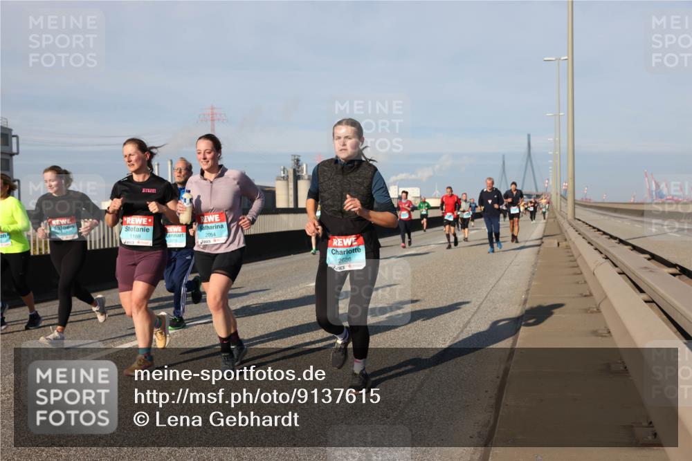 03.10.2025 - Köhlbrandbrückenlauf Lena Gebhardt http://msf.ph/oto/9137615 03.10.2025 09:55:27 Position 2 1169, 2215, 2054, 2686 meine-sportfotos.de