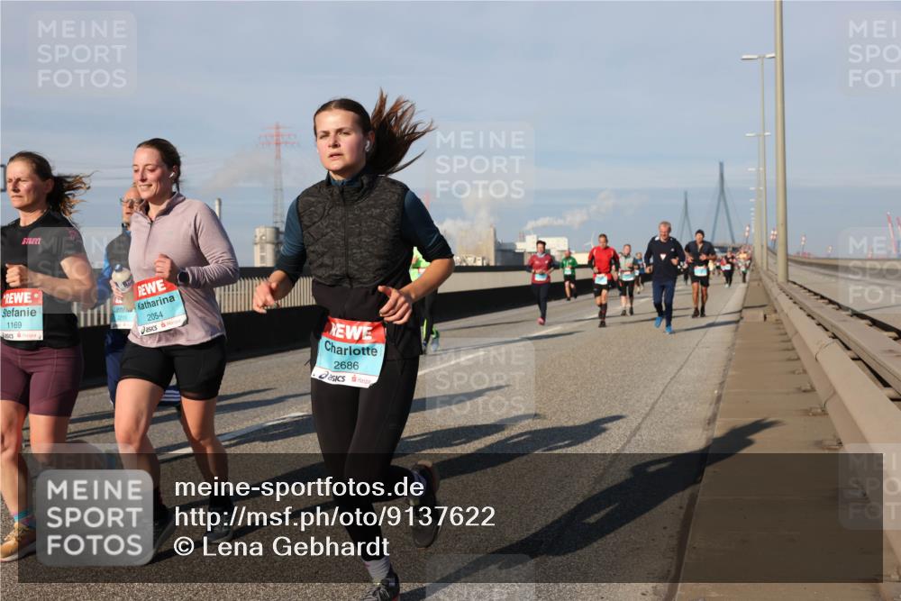 03.10.2025 - Köhlbrandbrückenlauf Lena Gebhardt http://msf.ph/oto/9137622 03.10.2025 09:55:27 Position 2 1169, 2215, 2054, 2686 meine-sportfotos.de