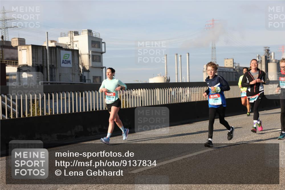 03.10.2025 - Köhlbrandbrückenlauf Lena Gebhardt http://msf.ph/oto/9137834 03.10.2025 09:55:42 Position 2 3645, 1267, 3075 meine-sportfotos.de