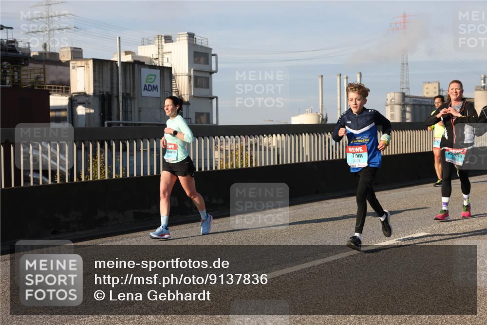 03.10.2025 - Köhlbrandbrückenlauf Lena Gebhardt http://msf.ph/oto/9137836 03.10.2025 09:55:42 Position 2 3075 meine-sportfotos.de