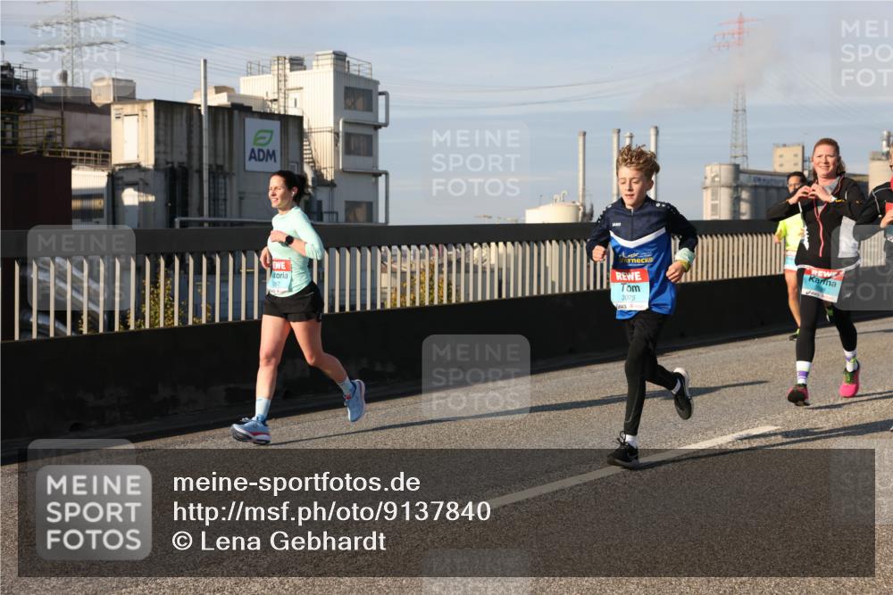 03.10.2025 - Köhlbrandbrückenlauf Lena Gebhardt http://msf.ph/oto/9137840 03.10.2025 09:55:42 Position 2 3075 meine-sportfotos.de