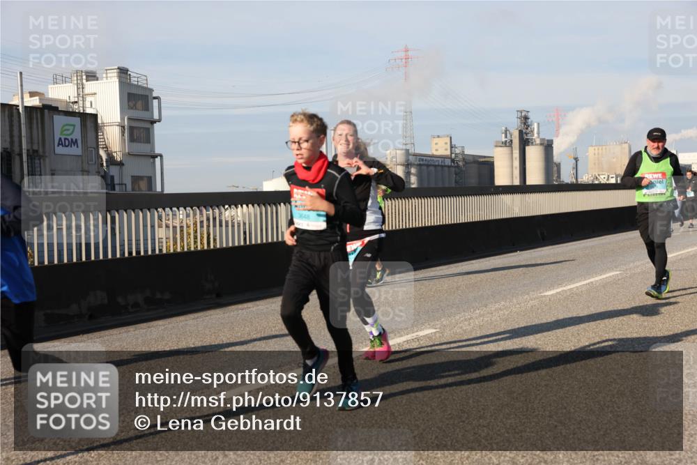 03.10.2025 - Köhlbrandbrückenlauf Lena Gebhardt http://msf.ph/oto/9137857 03.10.2025 09:55:43 Position 2 3648 meine-sportfotos.de
