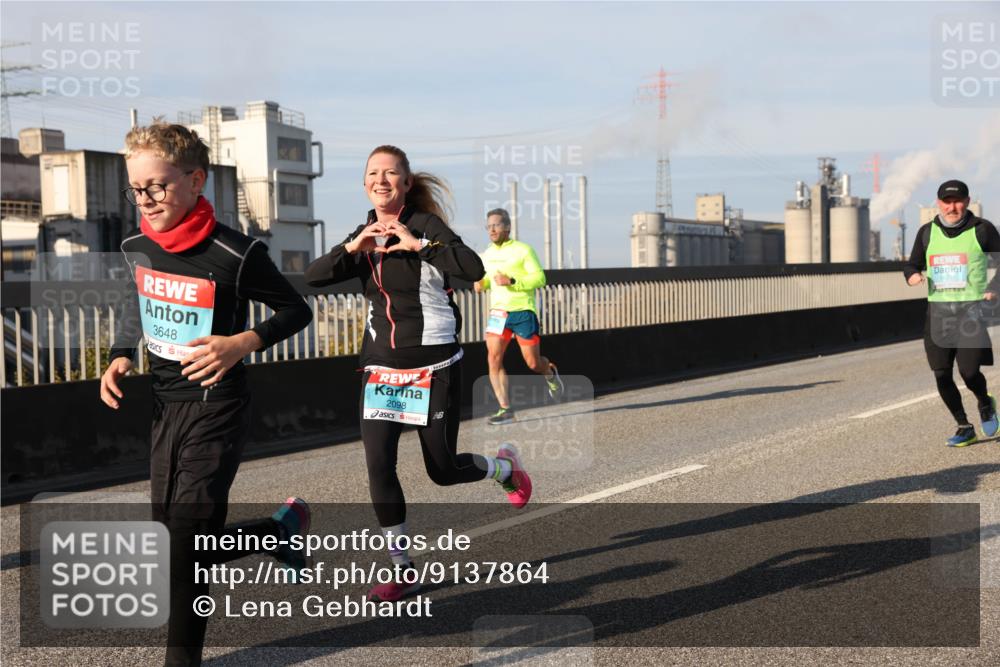 03.10.2025 - Köhlbrandbrückenlauf Lena Gebhardt http://msf.ph/oto/9137864 03.10.2025 09:55:44 Position 2 3648, 2098 meine-sportfotos.de