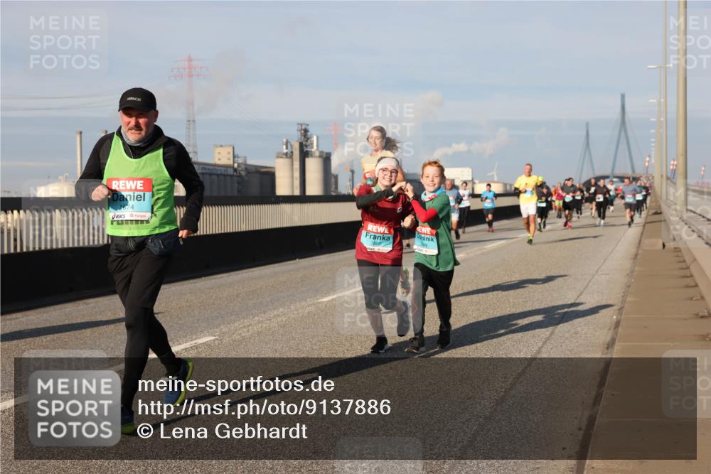 03.10.2025 - Köhlbrandbrückenlauf Lena Gebhardt http://msf.ph/oto/9137886 03.10.2025 09:55:45 Position 2 1674, 349, 3500 meine-sportfotos.de