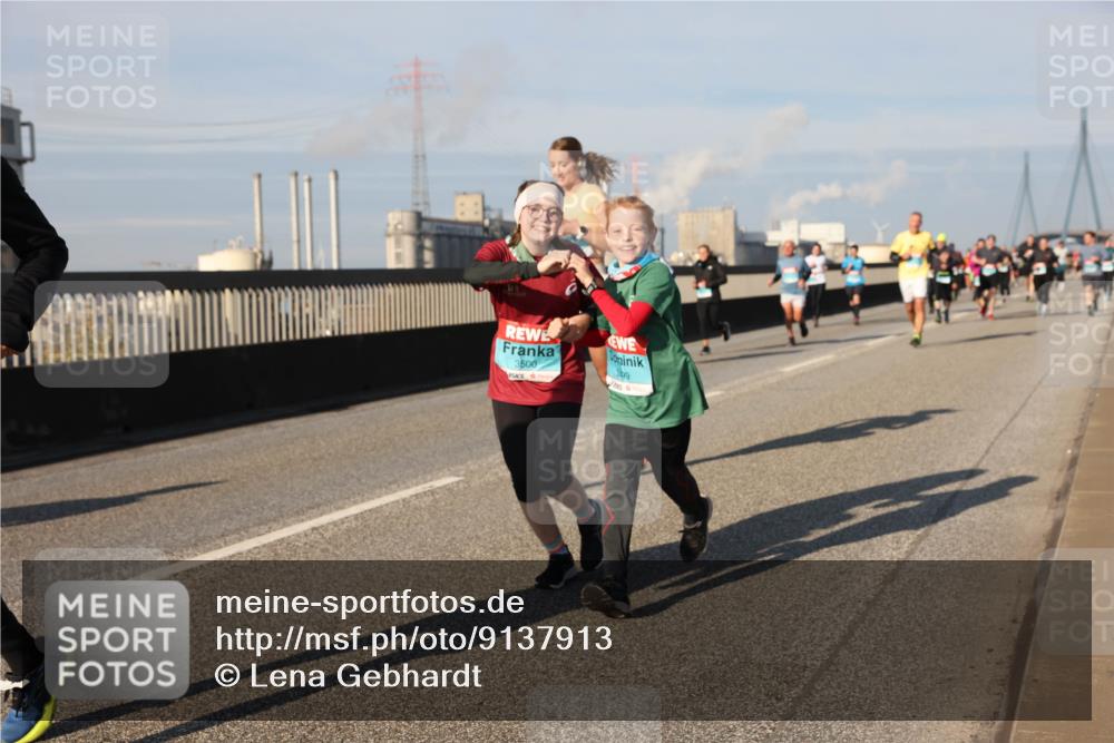 03.10.2025 - Köhlbrandbrückenlauf Lena Gebhardt http://msf.ph/oto/9137913 03.10.2025 09:55:46 Position 2 3500, 399 meine-sportfotos.de